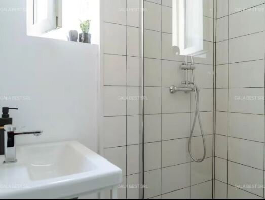 Sala Palatului, vanzare 2 spatii cazare AirBnb si Booking.
